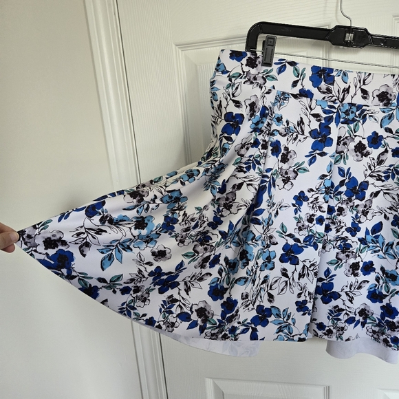 Torrid Blue Flower Skirt Size 0X Floral Pleated Spring Summer - Picture 3 of 9